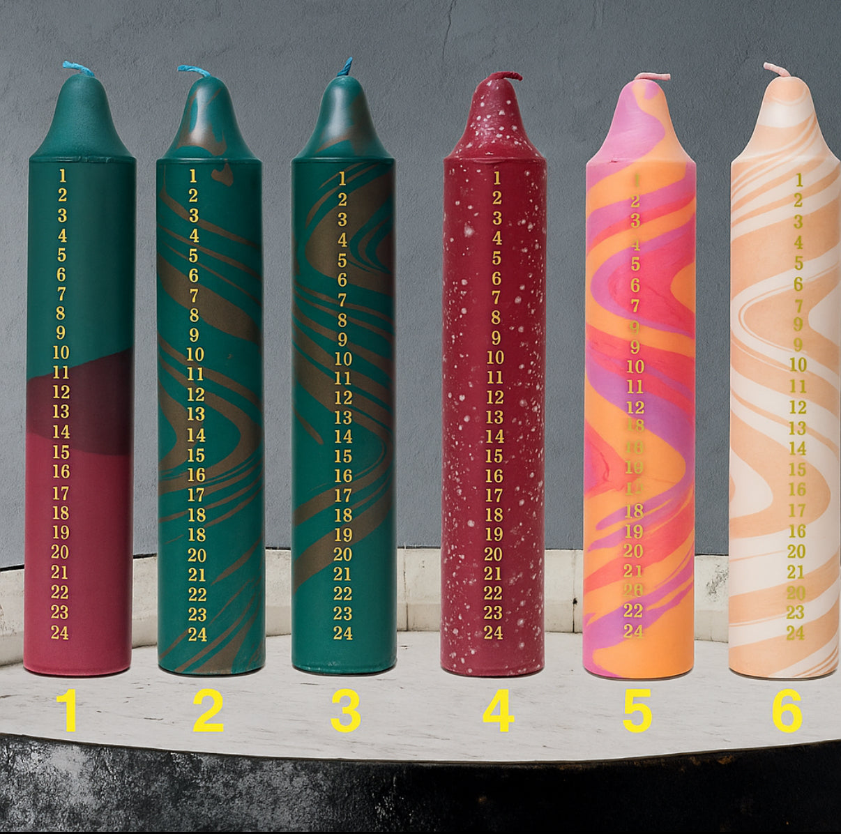 Adventskerze, Weihnachtskalender, Mischung aus Rot- und Grüntönen