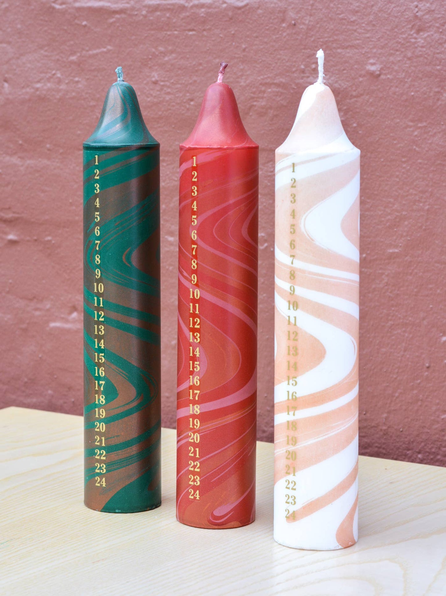 Adventskerze, Weihnachtskalender, Mischung aus Rot- und Grüntönen