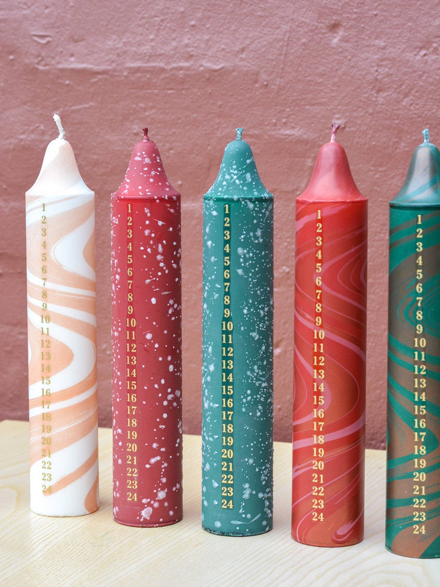 Adventskerze, Weihnachtskalender, Mischung aus Rot- und Grüntönen