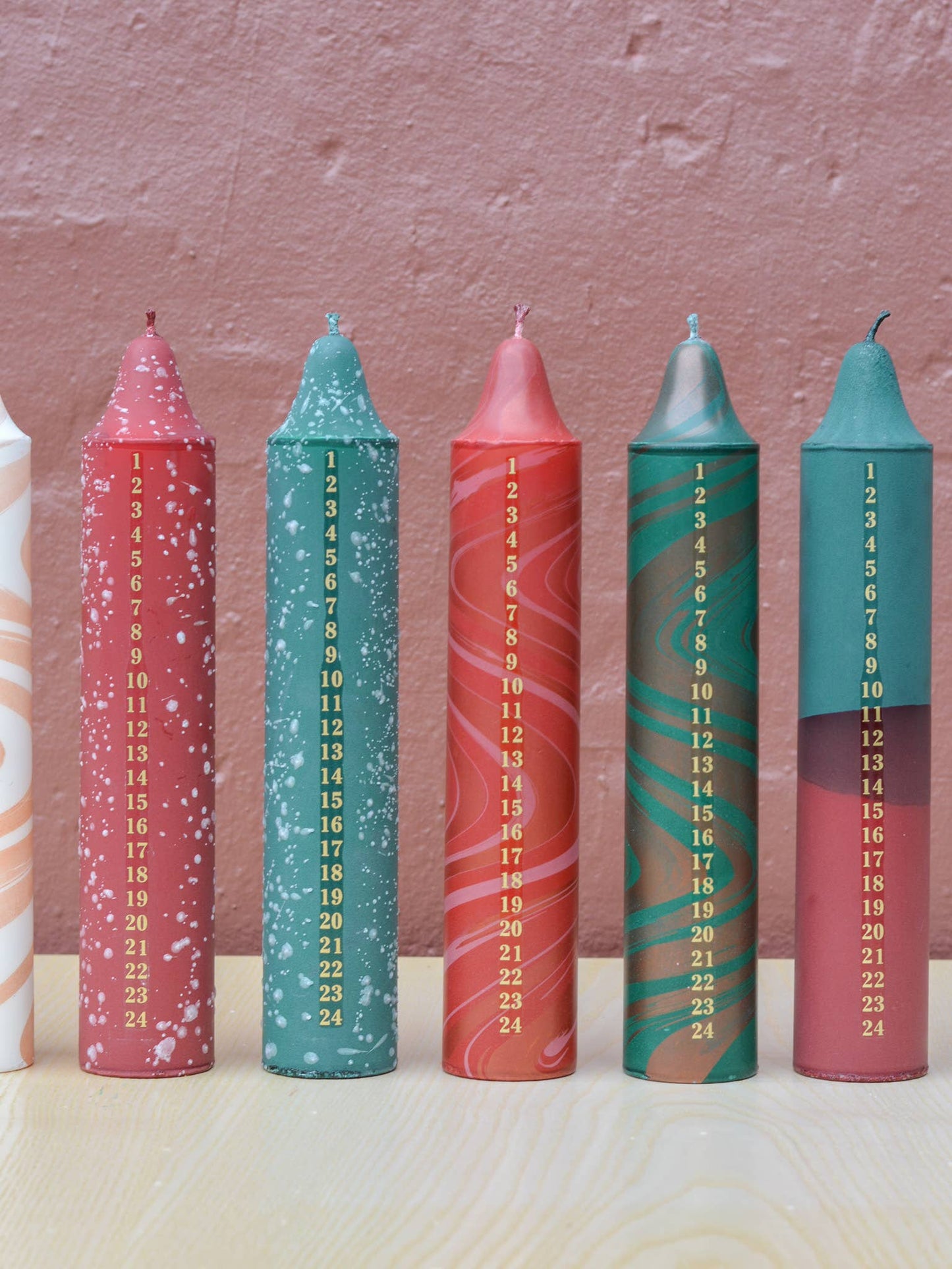 Adventskerze, Weihnachtskalender, Mischung aus Rot- und Grüntönen