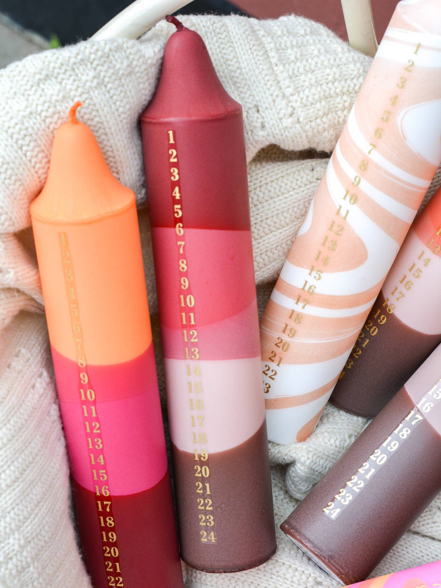 Adventskerze, Weihnachtskalender, Mischung aus Orange & Rot