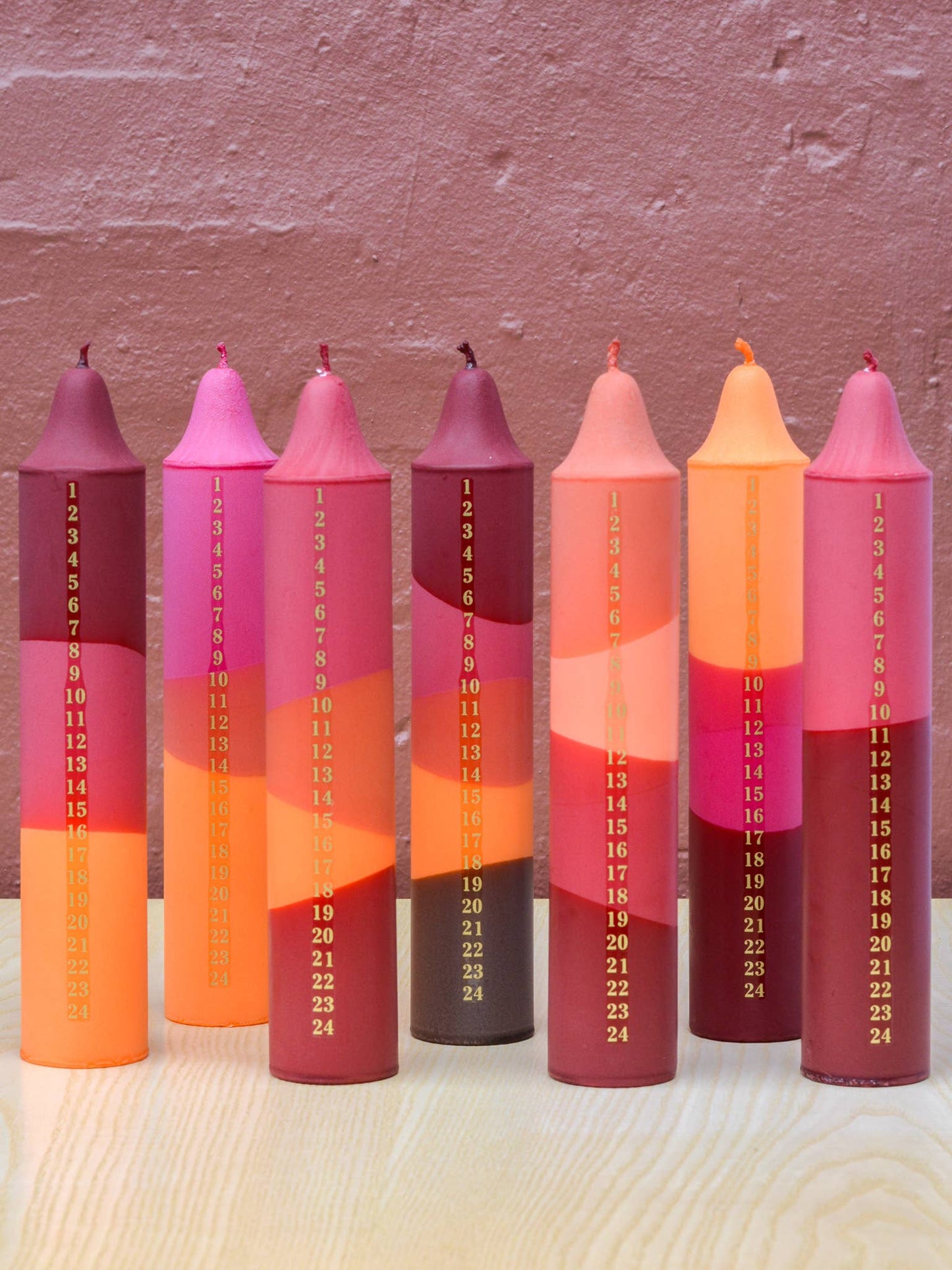 Adventskerze, Weihnachtskalender, Mischung aus Orange & Rot