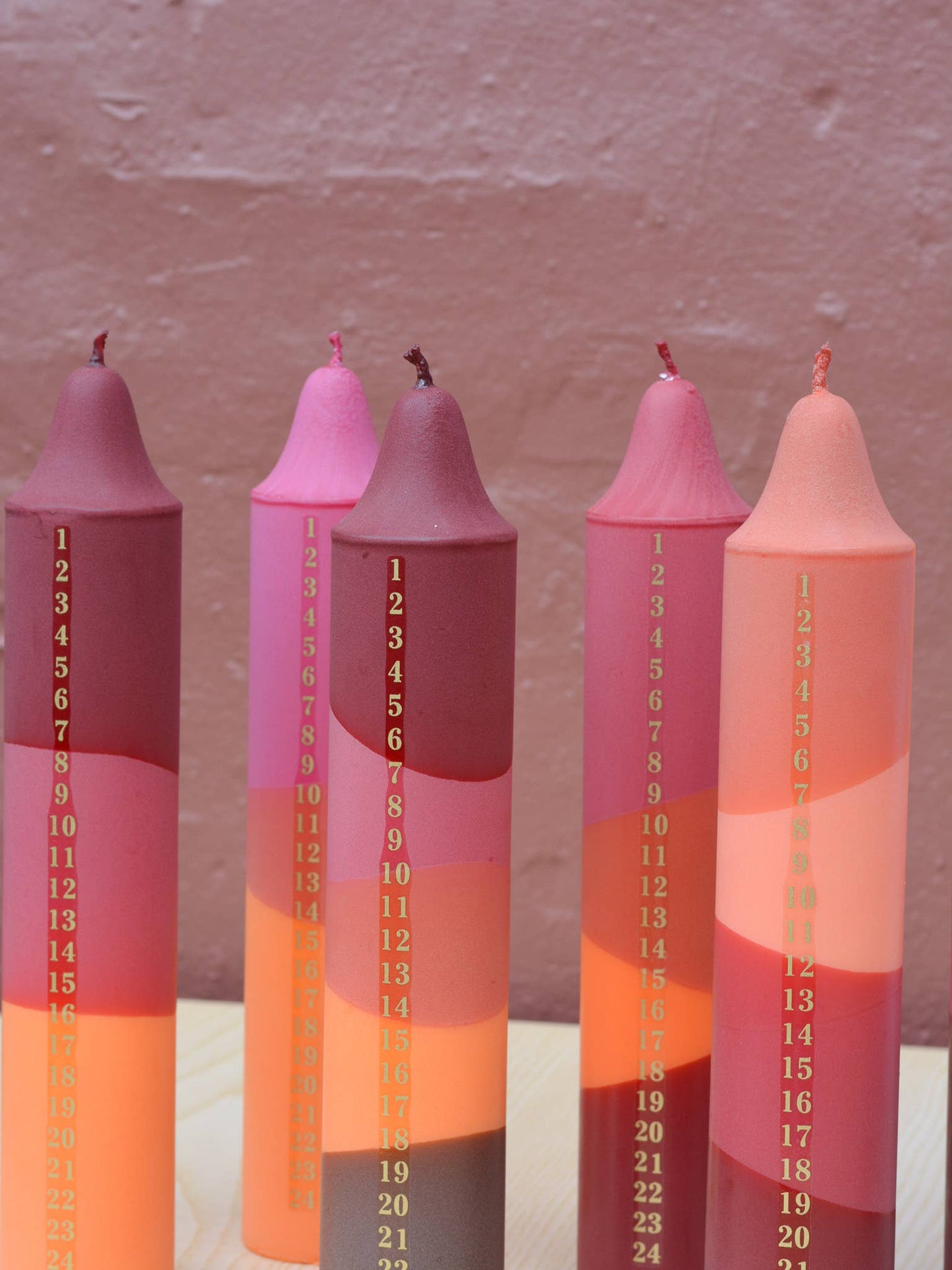 Adventskerze, Weihnachtskalender, Mischung aus Orange & Rot